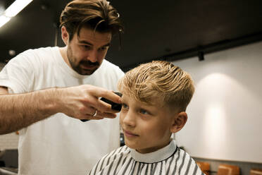 Friseur, der einem Kunden im Salon die Haare schneidet - MRPF00022