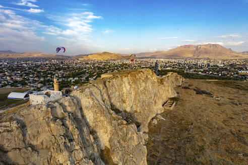 Luftaufnahme der Burg von Van und der Paramotoren, Van, Türkei. - AAEF23960