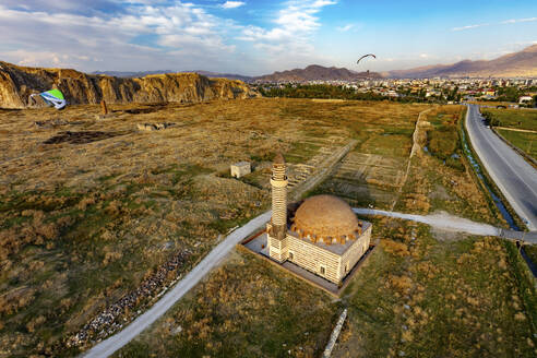 Luftaufnahme der Burg von Van, der Kaya Celebi Moschee, der Paramotoren und der Ruinen von Tushpa, Van, Türkei. - AAEF23962