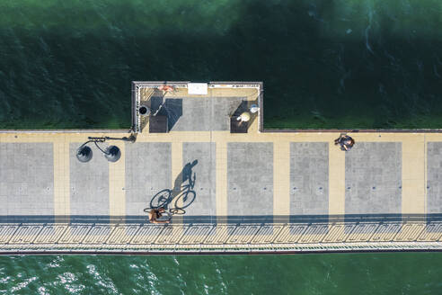 Luftaufnahme eines Fahrradfahrers und seines Schattens, Brücke von Burgas, Bulgarien. - AAEF24093