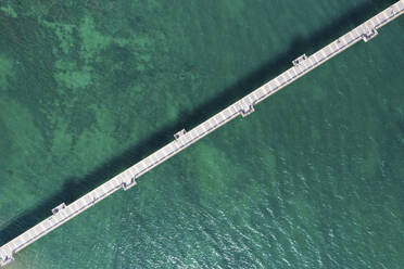 Luftaufnahme der Brücke von Burgas an der Schwarzmeerküste, Provinz Burgas, Bulgarien. - AAEF24097