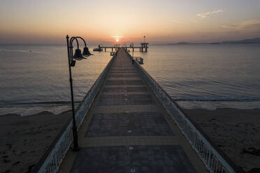 Luftaufnahme über die Brücke von Burgas im Meer bei Sonnenaufgang, Bulgarien. - AAEF24099