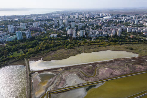 Luftaufnahme der Stadt Burgas und des Atanasovsko-Sees, Bulgarien. - AAEF24113