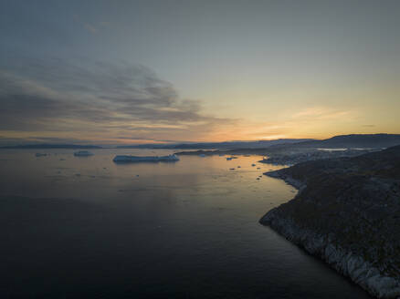 Luftaufnahme der Eisberg-Lagune bei Ilulissat an einem nebligen, goldenen Morgen, Grönland, Arktis. - AAEF24164