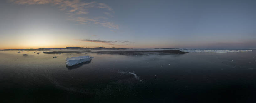 Drohnen-Panoramablick auf die Eisberg-Lagune bei Ilulissat an einem nebligen goldenen Morgen, Grönland, Arktis. - AAEF24171