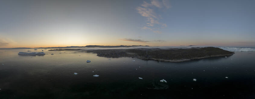 Drohnen-Panoramablick auf die Eisberg-Lagune bei Ilulissat an einem nebligen goldenen Morgen, Grönland, Arktis. - AAEF24172
