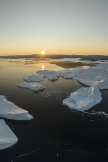Drohnenansicht des Eisberg-Gletscherfjords bei Ilulissat an einem nebligen, goldenen Morgen, Grönland, Arktis. - AAEF24174