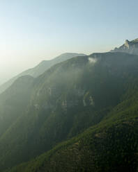 Luftaufnahme des Gipfels des Monte Terminio bei Sonnenuntergang vom Aussichtspunkt Ripe della Falconara, Serino, Kampanien, Avellino, Italien. - AAEF24212