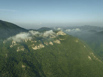 Luftaufnahme des Gipfels des Monte Terminio bei Sonnenuntergang vom Aussichtspunkt Ripe della Falconara, Serino, Kampanien, Avellino, Italien. - AAEF24214