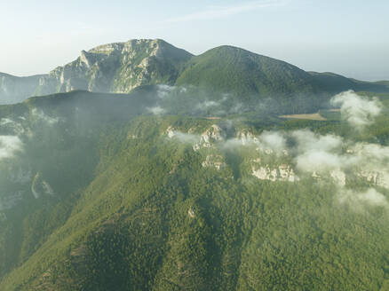 Luftaufnahme des Gipfels des Monte Terminio bei Sonnenuntergang vom Aussichtspunkt Ripe della Falconara, Serino, Kampanien, Avellino, Italien. - AAEF24218