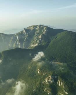 Luftaufnahme des Gipfels des Monte Terminio bei Sonnenuntergang vom Aussichtspunkt Ripe della Falconara, Serino, Kampanien, Avellino, Italien. - AAEF24221