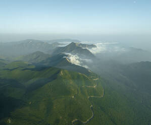 Luftaufnahme einer Straße entlang des Bergkamms auf dem Gipfel des Monte Terminio bei Sonnenuntergang vom Aussichtspunkt Ripe della Falconara, Serino, Kampanien, Avellino, Italien. - AAEF24224