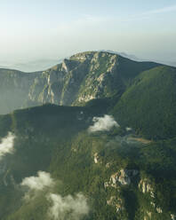 Luftaufnahme des Gipfels des Monte Terminio bei Sonnenuntergang vom Aussichtspunkt Ripe della Falconara, Serino, Kampanien, Avellino, Italien. - AAEF24226