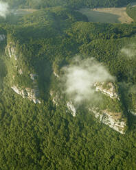 Luftaufnahme des Gipfels des Monte Terminio bei Sonnenuntergang vom Aussichtspunkt Ripe della Falconara, Serino, Kampanien, Avellino, Italien. - AAEF24227