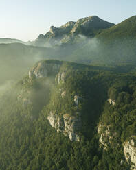 Luftaufnahme des Gipfels des Monte Terminio bei Sonnenuntergang vom Aussichtspunkt Ripe della Falconara, Serino, Kampanien, Avellino, Italien. - AAEF24229