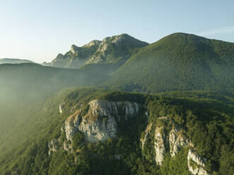 Luftaufnahme des Gipfels des Monte Terminio bei Sonnenuntergang vom Aussichtspunkt Ripe della Falconara, Serino, Kampanien, Avellino, Italien. - AAEF24230