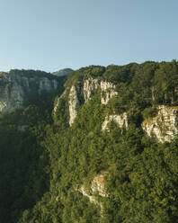 Luftaufnahme des Gipfels des Monte Terminio bei Sonnenuntergang vom Aussichtspunkt Ripe della Falconara, Serino, Kampanien, Avellino, Italien. - AAEF24232