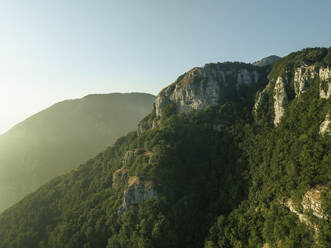 Luftaufnahme des Gipfels des Monte Terminio bei Sonnenuntergang vom Aussichtspunkt Ripe della Falconara, Serino, Kampanien, Avellino, Italien. - AAEF24233