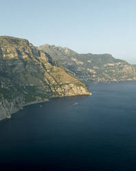 Luftaufnahme der Amalfi-Straße entlang der Amalfiküste bei Sonnenuntergang mit Blick auf das Mittelmeer, Positano, Salerno, Kampanien, Italien. - AAEF24262