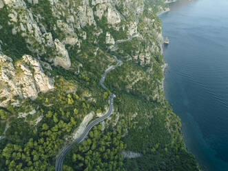 Luftaufnahme der Amalfi-Straße Serpentinenstraße durch den Wald entlang der Amalfiküste bei Positano, Salerno, Kampanien, Italien. - AAEF24272