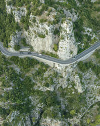 Luftaufnahme der Amalfi-Straße entlang der Amalfiküste bei Positano, Salerno, Kampanien, Italien. - AAEF24275