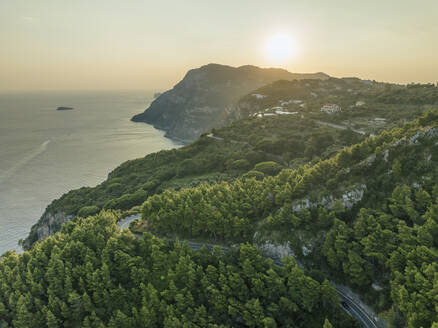 Luftaufnahme der Amalfi-Straße Serpentinenstraße durch den Wald entlang der Amalfiküste bei Positano, Salerno, Kampanien, Italien. - AAEF24279