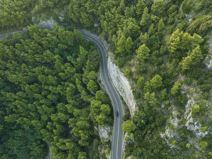 Luftaufnahme der Amalfi-Straße Serpentinenstraße durch den Wald entlang der Amalfiküste bei Positano, Salerno, Kampanien, Italien. - AAEF24280