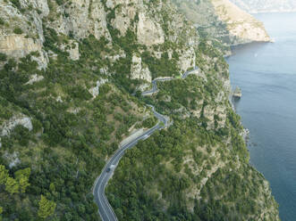 Luftaufnahme der Amalfi-Straße Serpentinenstraße durch den Wald entlang der Amalfiküste bei Positano, Salerno, Kampanien, Italien. - AAEF24281