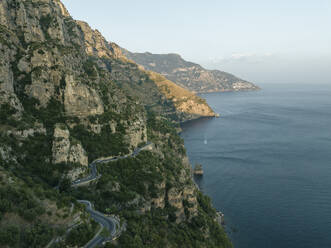 Luftaufnahme der Amalfi-Straße Serpentinenstraße durch den Wald entlang der Amalfiküste bei Positano, Salerno, Kampanien, Italien. - AAEF24283