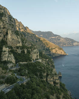 Luftaufnahme der Amalfi-Straße Serpentinenstraße durch den Wald entlang der Amalfiküste bei Positano, Salerno, Kampanien, Italien. - AAEF24284