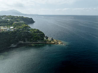 Luftaufnahme eines verlassenen Leuchtturms auf der Insel Procida an der Küste des Tyrrhenischen Meeres, Archipel der Flegree-Inseln, Neapel, Kampanien, Italien. - AAEF24287