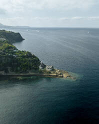 Luftaufnahme eines verlassenen Leuchtturms auf der Insel Procida an der Küste des Tyrrhenischen Meeres, Archipel der Flegree-Inseln, Neapel, Kampanien, Italien. - AAEF24288