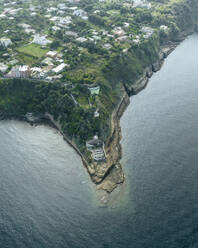 Luftaufnahme eines verlassenen Leuchtturms auf der Insel Procida an der Küste des Tyrrhenischen Meeres, Archipel der Flegree-Inseln, Neapel, Kampanien, Italien. - AAEF24290