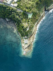 Luftaufnahme eines verlassenen Leuchtturms auf der Insel Procida an der Küste des Tyrrhenischen Meeres, Archipel der Flegree-Inseln, Neapel, Kampanien, Italien. - AAEF24296
