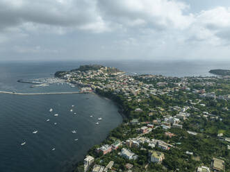 Luftaufnahme des Hafens auf der Insel Procida, Archipel der Flegree-Inseln, Neapel, Kampanien, Italien. - AAEF24299