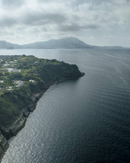 Luftaufnahme der schönen Küste der Insel Procida mit der Insel Ischia im Hintergrund, Archipel der Flegree-Inseln, Neapel, Kampanien, Italien. - AAEF24303