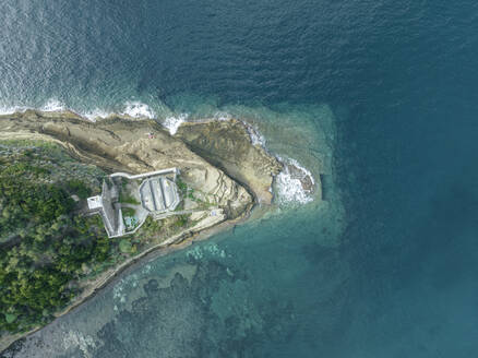 Luftaufnahme eines verlassenen Leuchtturms auf der Insel Procida an der Küste des Tyrrhenischen Meeres, Archipel der Flegree-Inseln, Neapel, Kampanien, Italien. - AAEF24309