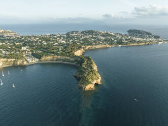 Luftaufnahme von Punta Serra, einer kleinen Landzunge mit hohen Klippen auf der Insel Procida, Archipel der Flegree-Inseln, Neapel, Kampanien, Italien. - AAEF24311