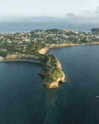 Luftaufnahme von Punta Serra, einer kleinen Landzunge mit hohen Klippen auf der Insel Procida, Archipel der Flegree-Inseln, Neapel, Kampanien, Italien. - AAEF24312