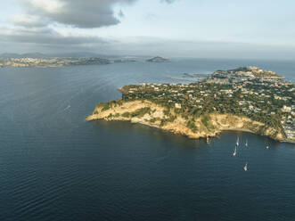 Luftaufnahme von Cala del Vecchio Pozzo, einer kleinen Bucht mit hohen Klippen auf der Insel Procida bei Sonnenuntergang, Flegree Islands Archipel, Neapel, Kampanien, Italien. - AAEF24313