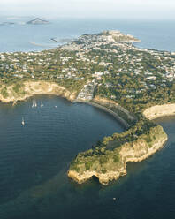 Luftaufnahme von Punta Serra, einer kleinen Landzunge mit hohen Klippen auf der Insel Procida, Archipel der Flegree-Inseln, Neapel, Kampanien, Italien. - AAEF24316