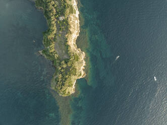 Luftaufnahme von Punta Serra, einer kleinen Landzunge mit hohen Klippen auf der Insel Procida, Archipel der Flegree-Inseln, Neapel, Kampanien, Italien. - AAEF24317