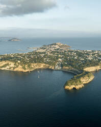 Luftaufnahme von Cala del Vecchio Pozzo, einer kleinen Bucht mit hohen Klippen auf der Insel Procida bei Sonnenuntergang, Flegree Islands Archipel, Neapel, Kampanien, Italien. - AAEF24323