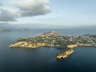 Luftaufnahme von Cala del Vecchio Pozzo, einer kleinen Bucht mit hohen Klippen auf der Insel Procida bei Sonnenuntergang, Flegree Islands Archipel, Neapel, Kampanien, Italien. - AAEF24324