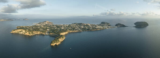 Panoramablick auf die Insel Procida bei Sonnenuntergang, Archipel der Flegree-Inseln, Neapel, Kampanien, Italien. - AAEF24325