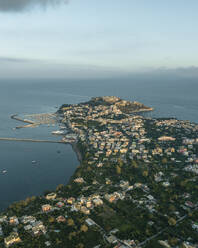 Luftaufnahme der Altstadt von Procida mit dem Hafen bei Sonnenuntergang auf der Insel Procida, Archipel der Flegree-Inseln, Neapel, Kampanien, Italien. - AAEF24331