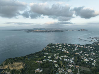 Luftaufnahme des Golfs von Neapel von der Insel Procida bis Neapel, Blick auf den Monte di Procida und die Landzunge Faro Capo Miseno, Neapel, Kampanien, Italien. - AAEF24344