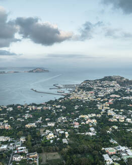 Luftaufnahme der Altstadt von Procida mit dem Hafen bei Sonnenuntergang auf der Insel Procida, Archipel der Flegree-Inseln, Neapel, Kampanien, Italien. - AAEF24345