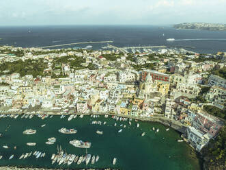 Luftaufnahme der Altstadt von Procida mit einem kleinen Hafen auf der Insel Procida, Flegree Islands Archipel, Neapel, Kampanien, Italien. - AAEF24349