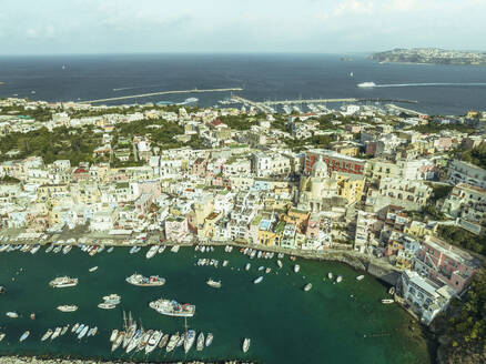 Luftaufnahme der Altstadt von Procida mit einem kleinen Hafen auf der Insel Procida, Flegree Islands Archipel, Neapel, Kampanien, Italien. - AAEF24349